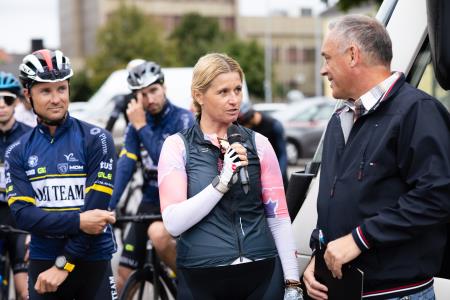 Županja mag. Renata Kosec - Sprejem kolesarjev na Zmagovalni turi za dober namen v Domžalah, foto: Jure Gubanc/Občina Domžale